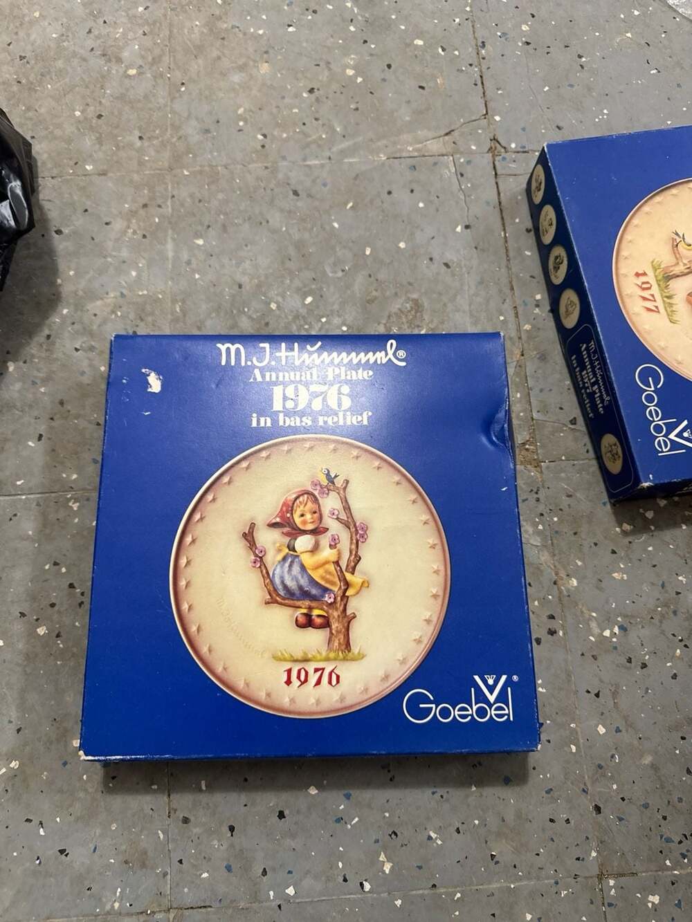 Vntage 1976 M.J. Hummel Annual Collector Plate Bas Relief in Original Box
